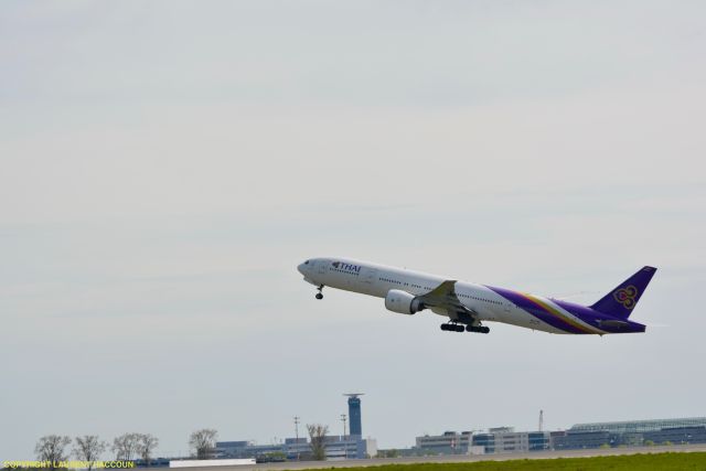 Boeing 777-200 (KS-TKT)
