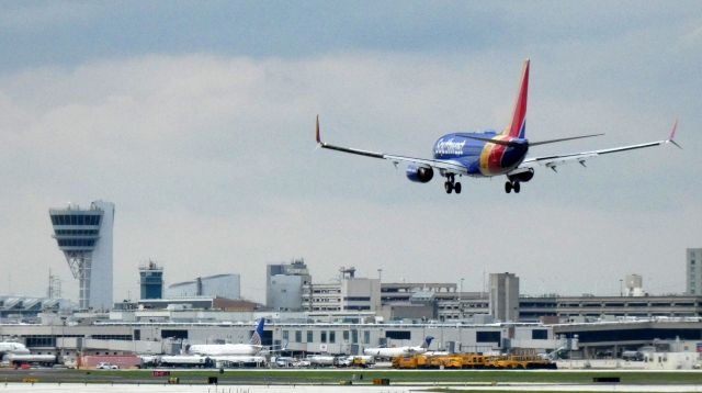 Boeing 737-700 (N910WN) - On final is this 2008 Southwest Airlines Boeing 737-7H4 in the Autumn of 2020.