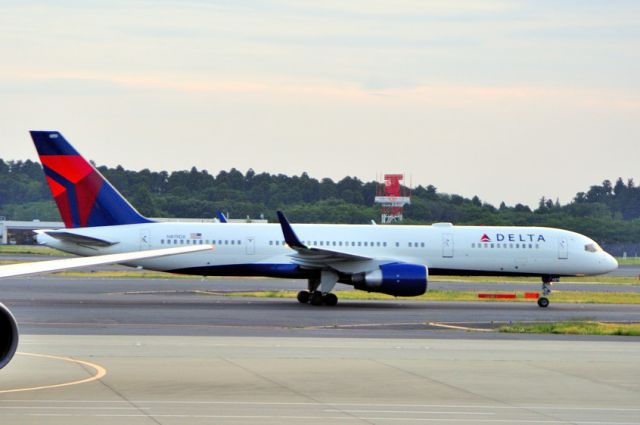 Boeing 757-200 (N819DX)