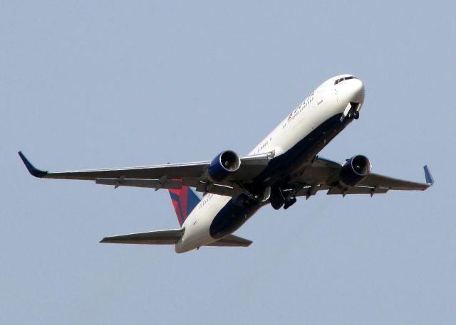 BOEING 767-300 (N177DN) - Delta 767-300 with winglets off of Rwy 14 at Shreveport Regional after dropping off the Georgia Tech Football team for the Independence Bowl against Air Force.