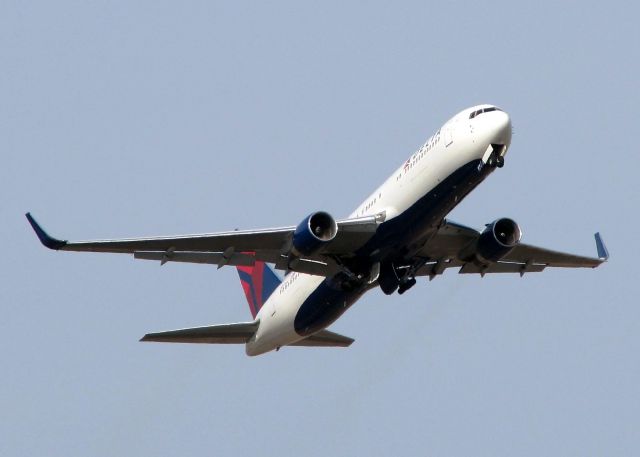 BOEING 767-300 (N177DN) - Delta 767-300 with winglets off of Rwy 14 at Shreveport Regional after dropping off the Georgia Tech Football team for the Independence Bowl against Air Force.