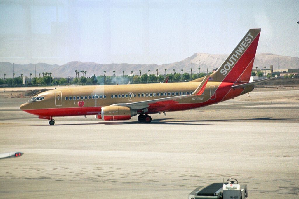 Boeing 737-700 (N799SW) - Aug-04