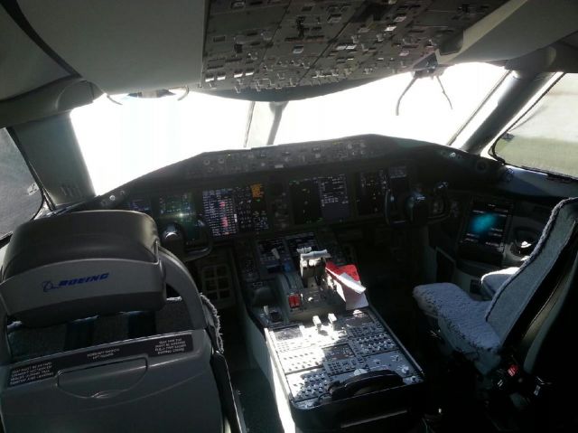 Boeing 787-8 (N20904) - Cockpit of United Airlines first 787 Dreamliner.