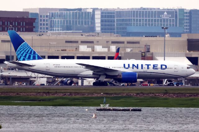 Boeing 777-200 (N206UA)