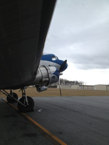 Douglas DC-3 (N28AA)