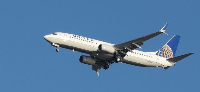 Boeing 737-800 (N14235)