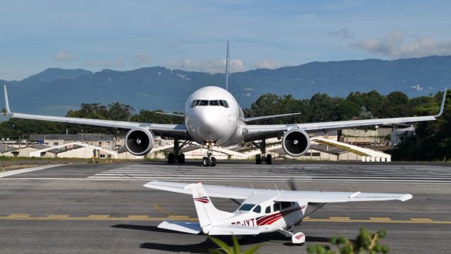 BOEING 767-300 (CC-CZZ)