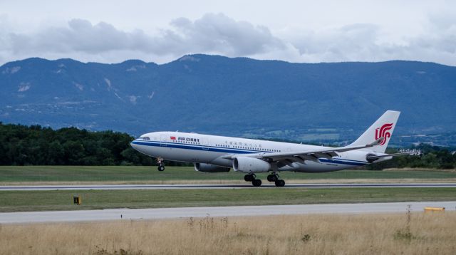 Airbus A330-200 (B-6115)