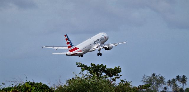 Airbus A320 (N121UW)