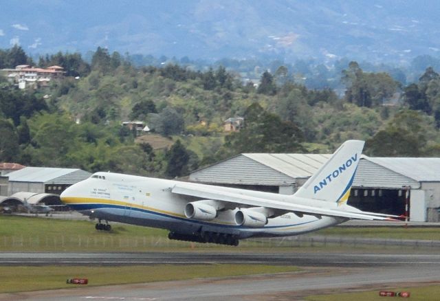 Antonov An-124 Ruslan (UR-82008) - De visita por Medellin para la traída de las compuertas para Hidroituango 