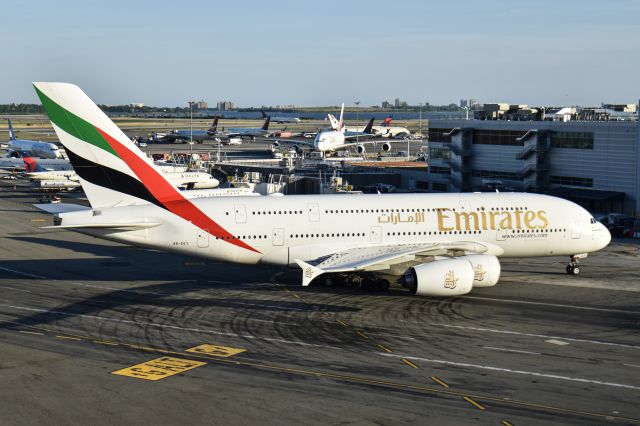 Airbus A380-800 (A6-EEY)