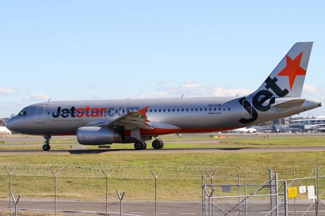 Airbus A320 (VH-VQB)