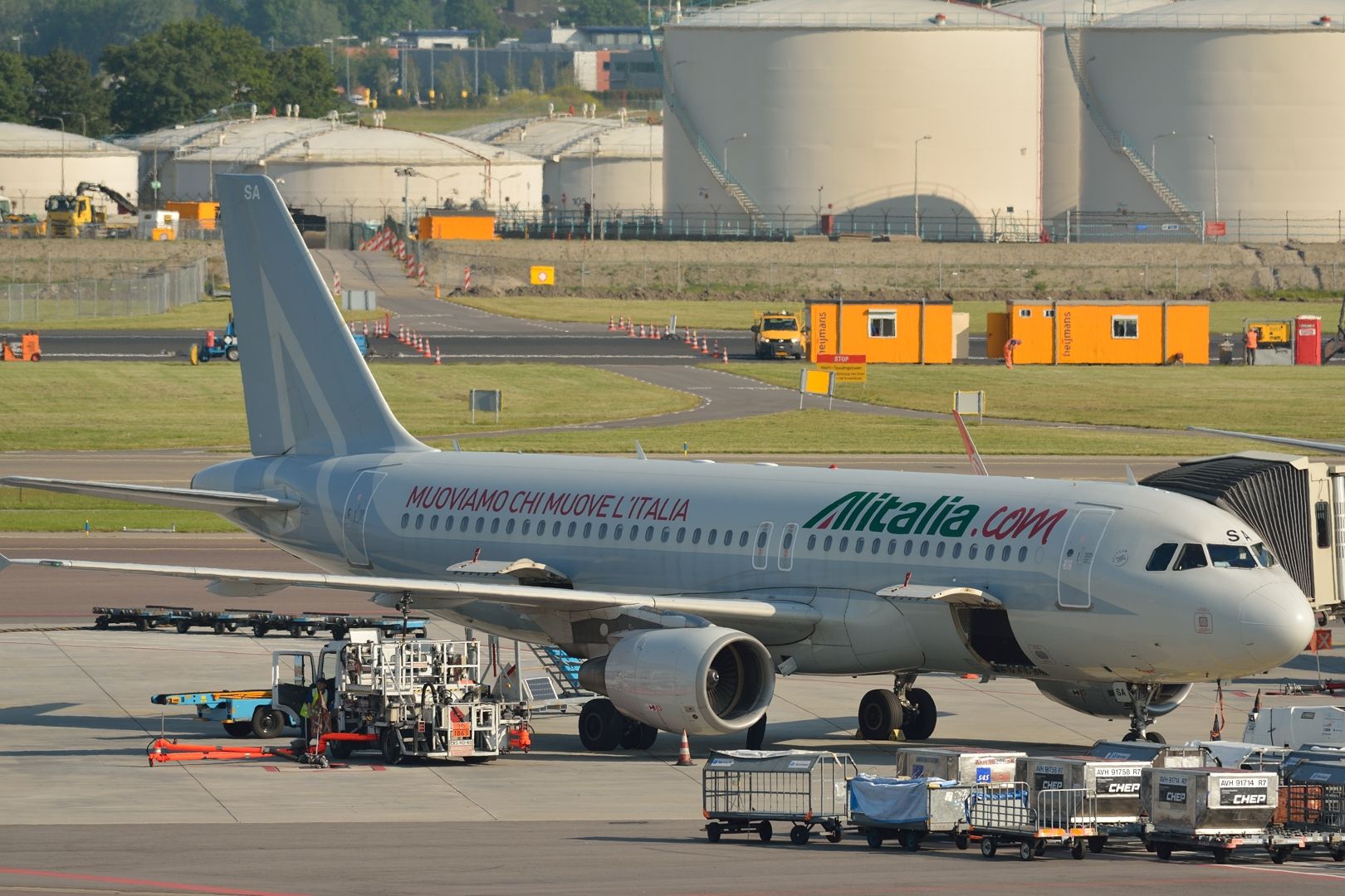 — — - A320 gezien vanaf terras luchthaven schiphol