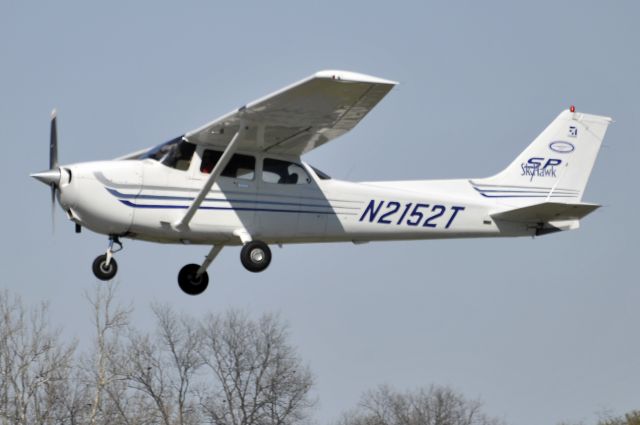 Cessna Skyhawk (N2152T) - Seen at KFDK on 4/12/2009.