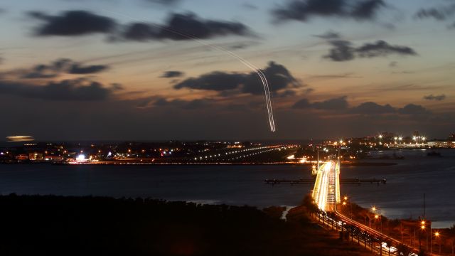 — — - Airport Overview.br /Tombée de la nuit depuis les hauteurs de Cole Bay.