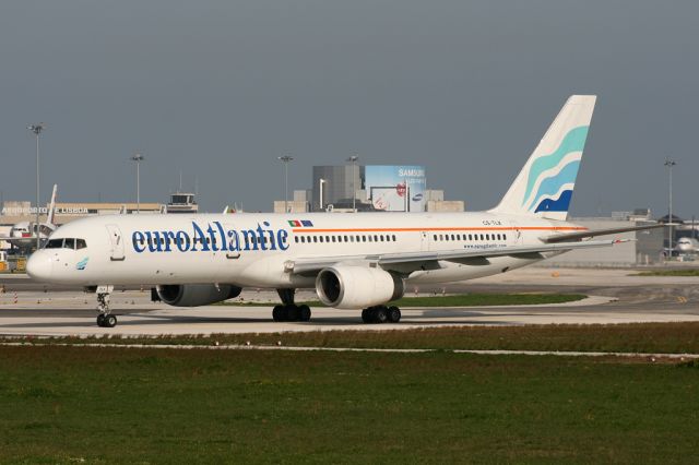Boeing 757-200 (CS-TLX)