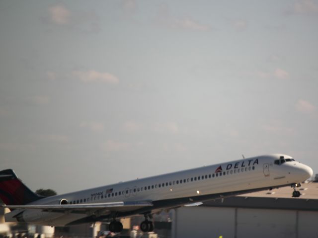 McDonnell Douglas MD-88 (N904DE) - Taking Off of 27R at ATL on 02/25/2011