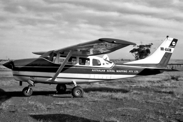 De Havilland Canada DHC-2 Mk1 Beaver (VH-AAM) - AUSTRALIAN AERIAL MAPPING P/L - CESSNA TU206A TURBO SUPER SKYWAGON - REG VH-AAM (CN 0511) - ESSENDON AIRPORT MELBOURNE VIC. AUSTRALIA - YMEN 6/3/1977