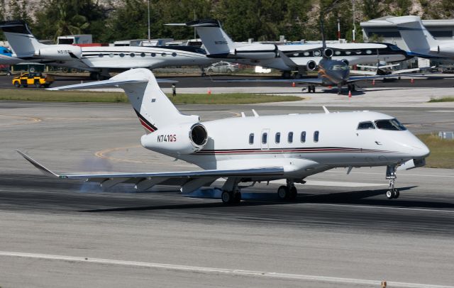 Bombardier Challenger 300 (N741QS)