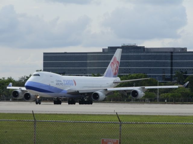 Boeing 747-400 (B-18723)