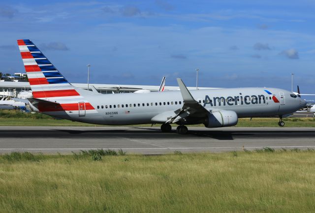 Boeing 737-800 (N965NN)