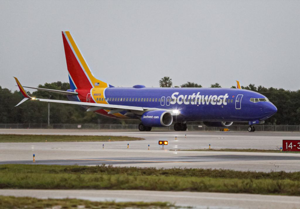 Boeing 737-800 (N8687A)