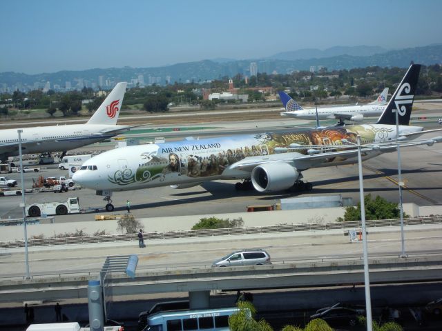 BOEING 777-300 — - AIR NEW ZEALAND 777-300 HOBBIT COLOURS LAX