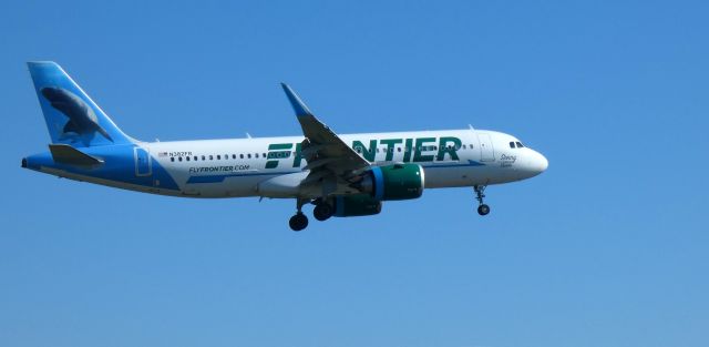 Airbus A320neo (N382FR) - On short final is this 2021 Frontier Airlines Airbus 320-251N with "Sonny" the Lemon Shark enjoying the tail in the Summer of 2022.