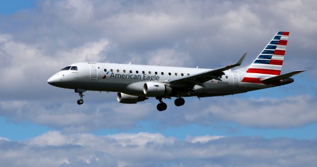 Embraer ERJ 175 (N105HQ) - On final is this 2007 American Airlines Eagle Embraer ERJ-170-200LR in the Summer of 2020.