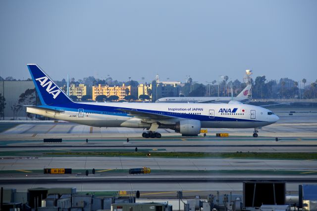 Boeing 777-200 (JA716A)