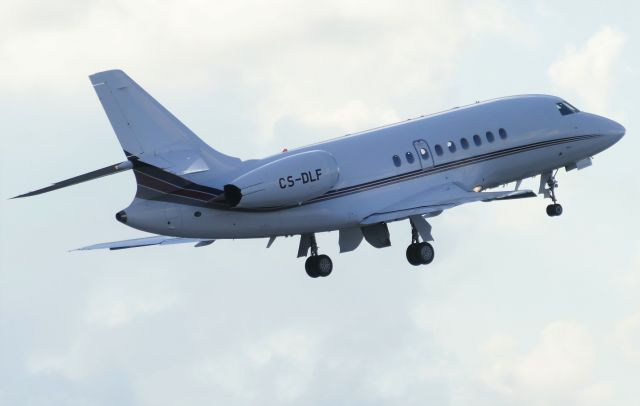Dassault Falcon 2000 (CS-DLF) - On dep RW31