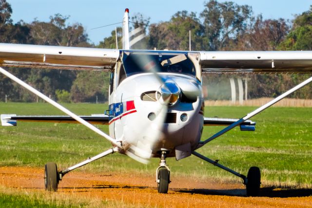 Cessna Skylane (VH-JHL) - JHL arriving for a day of jumping in Pinjarra.