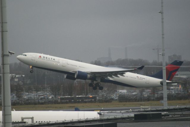 Airbus A330-300 (N810NW) - A330-323X cn674