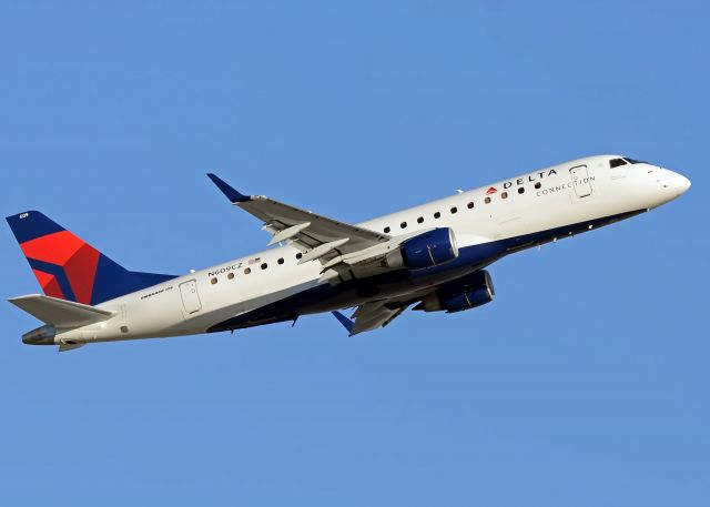 Embraer 170/175 (N609CZ)