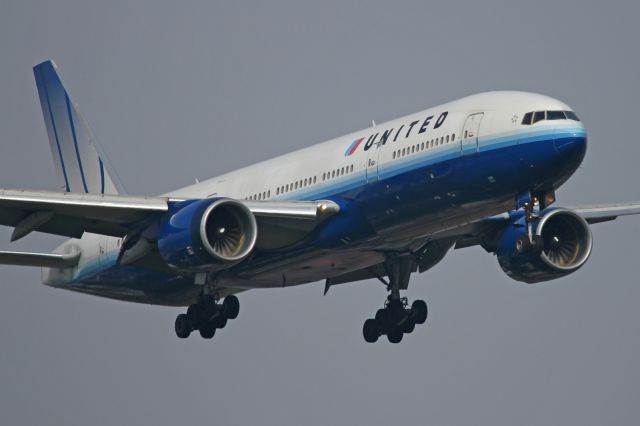 Boeing 777-200 (N768UA)