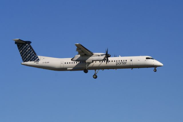 de Havilland Dash 8-400 (C-GLQG) - Arriving at Montréal-Trudeau