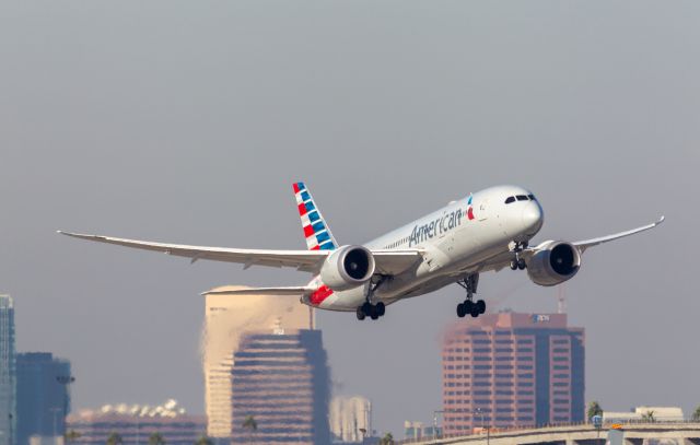 Boeing 787-8 (N819AN) - Spotted at KPHX on December 12, 2020br /40th street and University