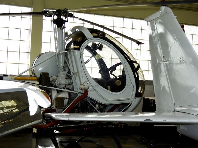 SCHWEIZER 269 (N37604)