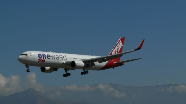 BOEING 767-300 (PT-MOC) - FOTO SPOTTER JULIO VILLARROEL, AEROPUERTO ARTURO MERINO BENITEZ, SANTIAGO DE CHILE 