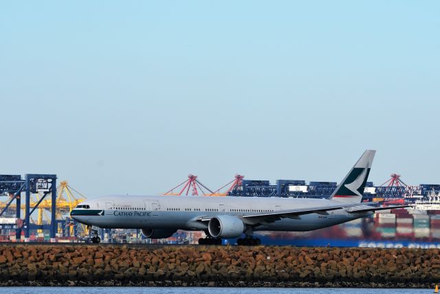 BOEING 777-300ER (B-KQZ) -  B-KQZ Cathay Pacific Boeing 777-367(ER)  YSSY 27 May 2018