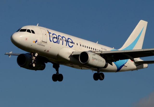 Airbus A319 (HC-CGT) - 27/10/2013br /Landing 27