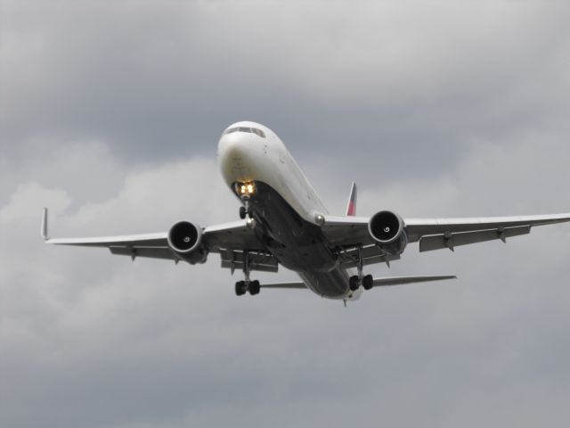 BOEING 767-300 (N153DL) - Delta Air Lines flight 2369 diverting to Tallahassee on 6/24/15 due to weather in ATL. On Short final for RWY 27.