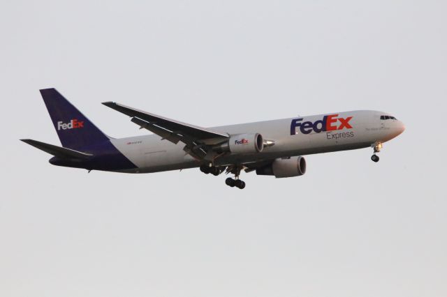 BOEING 767-300 (N121FE)