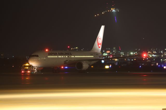 BOEING 767-300 (JA652J) - 21 April 2015: HKD-HND.
