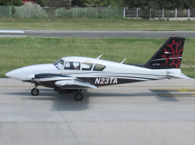 Piper Aztec (N23TA)