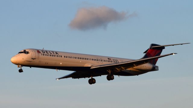 McDonnell Douglas MD-88 (N914DL) - A Delta Airlines MD-88 landing at Philadelphia International Airport on November 27th, 2016.