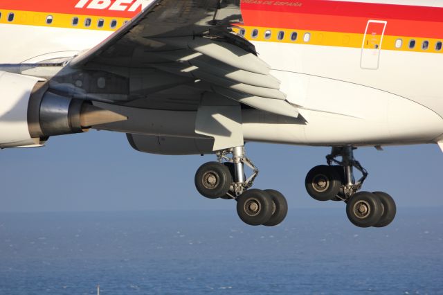 Airbus A330-300 (EC-LUB) - Main Gear detail of this beauty