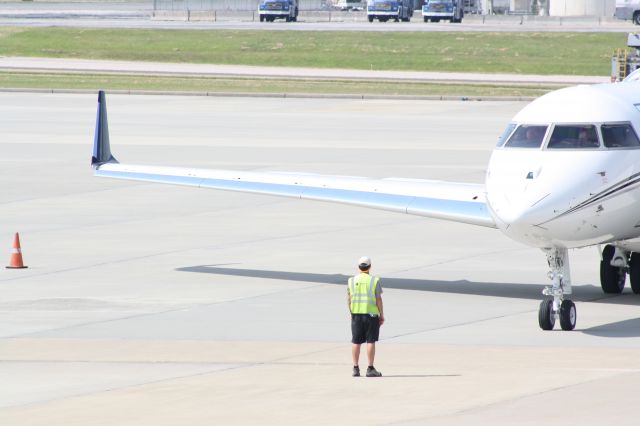 Bombardier Global Express (N290KR) - N290KR preparing to depart from Landmark Aviation