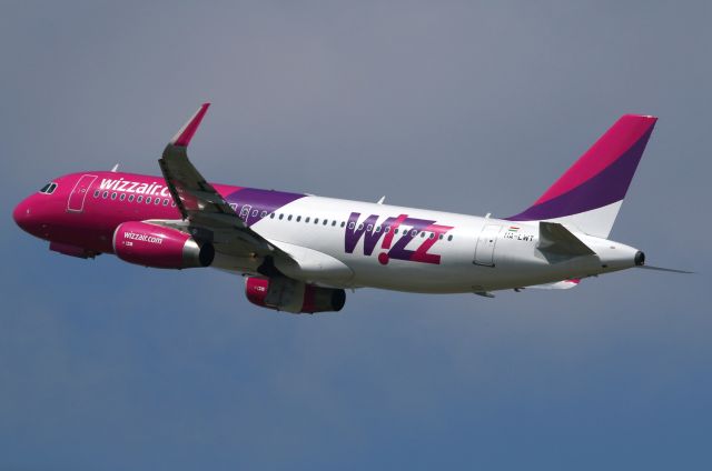 Airbus A320 (HA-LWT)