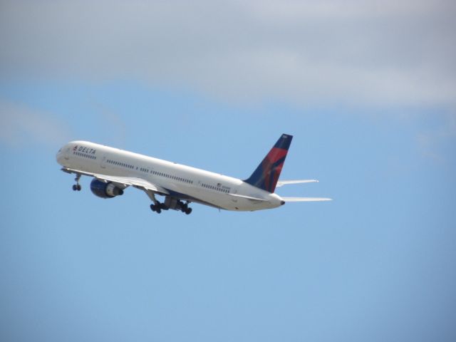 — — - Delta Airlines 757-300 Taking off at PHNL: RWY 8R